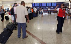 Hawaiian Airlines bị kiện vì cân hành khách…như hành lý