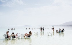 Biển Chết mỗi năm cạn 1m khiến du khách đổ xô tới đây