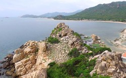 Ninh Thuận: Du khách chụp ảnh trượt chân ngã xuống biển mất tích