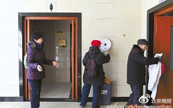 Du khách Trung Quốc trộm giấy vệ sinh trong toilet công cộng
