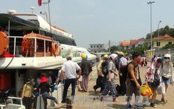 Hàng trăm du khách mắc kẹt trên đảo Lý Sơn do biển động