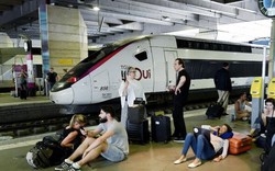 Hàng trăm du khách mắc kẹt vì ga tàu điện ngầm Paris mất điện