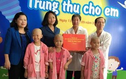 Phó Chủ tịch nước Đặng Thị Ngọc Thịnh tặng quà bệnh nhi ung thư