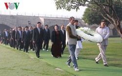 Chủ tịch Quốc hội viếng tại Đài tưởng niệm Mahatma Gandhi Rajghat