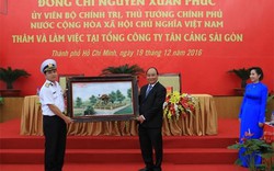 Thủ tướng Nguyễn Xuân Phúc thăm, làm việc tại Tổng công ty Tân cảng Sài Gòn