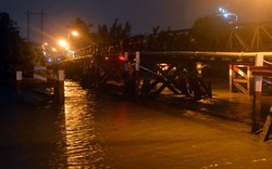 TPHCM: Đâm chân cầu, sà lan 500 tấn “lặn”… đáy sông