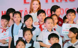 Minh Hằng trợ cấp học tập cho 100 học sinh nghèo vượt khó