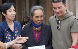 Đàm Vĩnh Hưng tặng 3 căn nhà và 300 phần quà cho bà con Quảng Bình