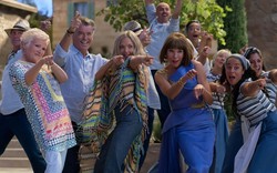“Mamma Mia! 2” đưa người yêu nhạc trở lại với cả bầu trời kỷ niệm