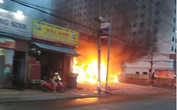 Cháy dữ dội kèm nổ lớn ở cây xăng, nhiều người vứt xe máy bỏ chạy thoát thân