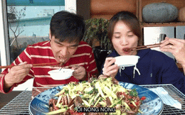 Youtuber Tiên Nguyễn cho chồng Hàn ăn thử ba khía muối trộn xoài và cái kết đắng lòng