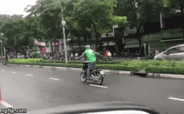 Clip: Tài xế Grabbike buông hai tay, nhún nhảy trên đường khiến các phương tiện tránh xa