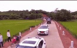 Không xe sang cầu kì: Chú rể đón dâu bằng 15 xe tải chạy dọc đường làng