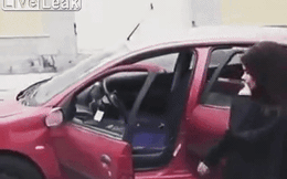 Nhảy ra ngoài quay video khi xe đang chạy, hai cô gái trẻ nhận cái kết đắng