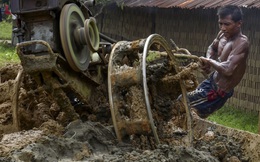 24h qua ảnh: Công nhân dùng máy nhào đất trong nhà máy gạch