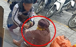 Nhìn thấy cụ bà lục túi rác, nam học sinh chạy ra làm một điều vô cùng đáng quý