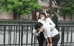 Clip Trường Giang thở dốc vì suy sụp khi tiễn đưa linh cữu NS Chí Tài về Mỹ, phải nhờ Nhã Phương giúp đứng vững