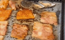 Chú cua muốn “tẩu thoát” khỏi vỉ nướng nhưng lại ngã vào... nồi lẩu: sai 1 ly, đi luôn 1 kiếp đáng thương