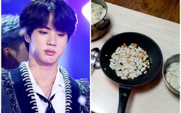 Jin (BTS) tiết lộ thời cả nhóm không có tiền, phải nhờ anh trai viện trợ để nấu một bữa ăn cho đàn em