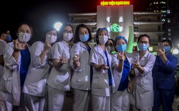 [Ảnh] Những cảm xúc nghẹn ngào của hàng nghìn bác sỹ, bệnh nhân sau lệnh gỡ bỏ cách ly Bệnh viện Bạch Mai