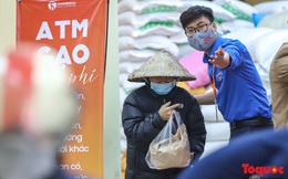 Máy ATM nhả gạo ở Nghĩa Tân (Hà Nội) hoạt động trở lại, tăng cường an ninh hỗ trợ tối đa người dân đến nhận gạo miễn phí
