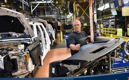 Mở lại nhà máy ô tô thời COVID-19 thế nào: Ford cho mọi công nhân đeo vòng phát hiện người cách xa 2m