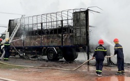Xe tải bốc cháy dữ dội khiến hàng chục xe máy trên thùng trơ khung