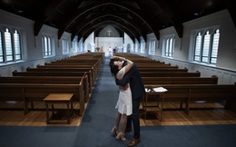 7 ngày qua ảnh: Cặp đôi ôm nhau sau lễ cưới trong nhà thờ trống vắng