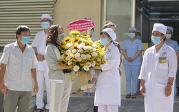 Bệnh nhân 34 &quot;siêu lây nhiễm&quot; ở Bình Thuận cảm ơn y, bác sĩ sau khi được công bố khỏi bệnh