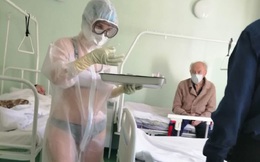 Nữ y tá người Nga gây bão MXH khi mặc bikini bên trong lớp áo bảo hộ trong lúc chăm sóc bệnh nhân
