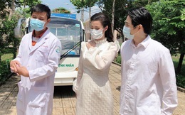 Đang bầu bì tháng thứ 4, Đông Nhi vẫn cùng Ông Cao Thắng đi bệnh viện Dã Chiến Củ Chi thăm hỏi đội ngũ y bác sĩ