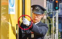 Người lái tàu điện tại Nhật Bản có một thói quen ai nhìn cũng tưởng bất lịch sự, nhưng thực chất mục đích phía sau thì cực kỳ quan trọng