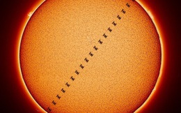 Hình ảnh ấn tượng: Trạm Vũ trụ Quốc tế ISS bay ngang Mặt Trời