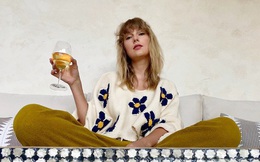 Dân tình căng mắt soi bức ảnh mới của Taylor Swift, chiếc cốc hé lộ mối quan hệ tình cảm hiện tại của &quot;nàng rắn&quot;?