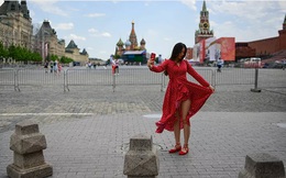 7 ngày qua ảnh: Cô gái chụp ảnh “tự sướng” trên quảng trường Đỏ