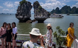 24h qua ảnh: Du khách chụp ảnh trên du thuyền ở Vịnh Hạ Long