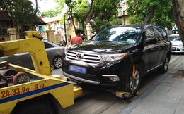 Hà Nội: Người dân bức xúc vì ô tô biển xanh dừng đỗ gây tắc đường, CSGT mang xe đến cẩu