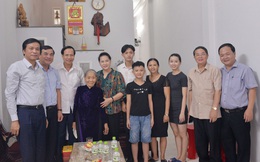Chủ tịch Quốc hội thăm, tặng quà các mẹ Việt Nam Anh hùng