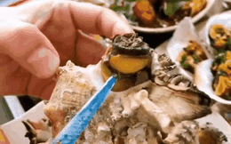 Lập hội đi ăn ốc nhưng thay vì dùng kim, nhóm thực khách đã nghĩ ra thứ &quot;vũ khí&quot; vừa thẩm mỹ lại lợi hại khêu 10 con trúng luôn cả 10