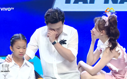 Trấn Thành khóc tặng 30 triệu cho cô bé làm nón bị cha ruồng bỏ vì "sinh ra là con gái"