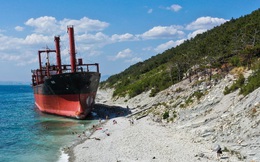 24h qua ảnh: Bão đưa tàu hoang trôi dạt vào bờ biển Nga