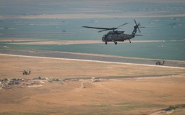 Cảnh quay cơ giới, trực thăng vũ trang Mỹ nã đòn thù vào chốt gác &quot;mỏng manh&quot; của Quân đội Syria