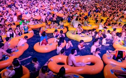 Vũ Hán mở đại tiệc bể bơi với hàng nghìn người tham gia, chẳng ai đeo khẩu trang: Điều không tưởng?