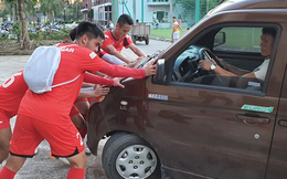Cầu thủ U22 Việt Nam &quot;giải cứu&quot; chiếc xe gặp sự cố khó đỡ, mắc kẹt vì cống thoát nước