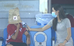 Hài hước: Được phóng viên nữ xinh đẹp phỏng vấn, cổ động viên Hàn Quốc quên khẩu trang &quot;nhanh trí&quot; lấy túi giấy chụp lên đầu vì xấu hổ