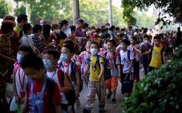 24h qua ảnh: Phụ huynh xếp hàng chờ con đến trường ở Trung Quốc