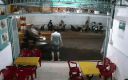 CLIP: Giật điện thoại của &quot;chân dài&quot;, 2 tên cướp còn kịp dằn mặt trước khi bỏ chạy