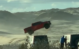 Quảng cáo xe chưa bao giờ làm ta thất vọng: Ford F-150 Raptor bay như chim trong video hậu trường