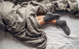 Mang tất đi ngủ: Phương pháp tưởng "vớ vẩn" nhưng cực kỳ khoa học giúp chữa mất ngủ sau tuổi 45, tuy nhiên, muốn hiệu quả hãy lưu ý điều này