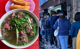 &quot;Tết Phở&quot; ở Hà Nội sau 2 tháng giãn cách: Người dân chấp nhận xếp hàng dài, chờ hơn 40 phút để được thưởng thức một bát phở! 